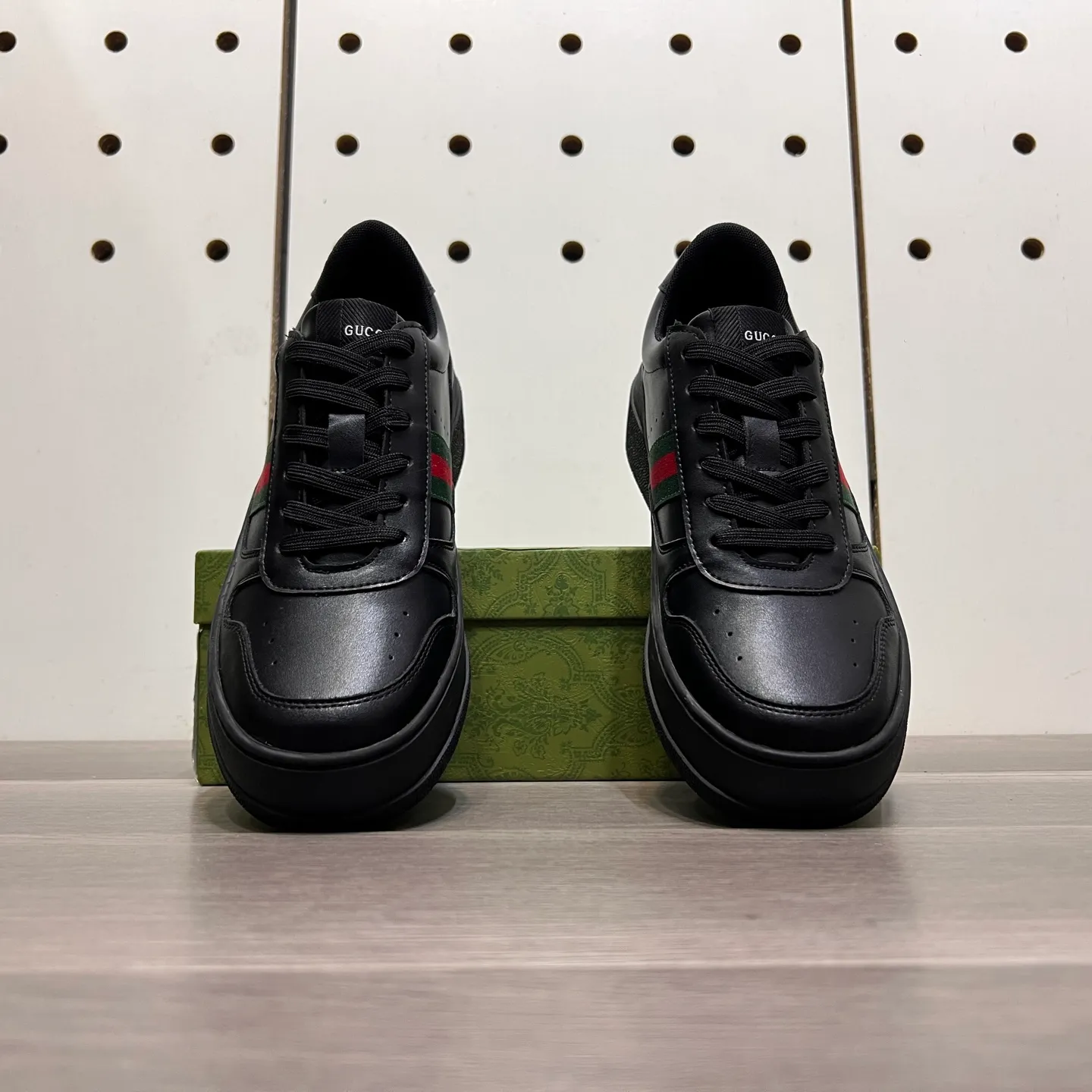 Factory price: 400💰Gucci original quality.~ Unique modern style sneakers. 🏃A must-have casual shoe for trendy men😍😍 Imported cowhide, sheepskin foot pads (refuse to discolor and grind feet) soles: Original soles specially provided by the original factory, French lazy style design ⚠️Fit to the feet, original quality, super comfortable original soles. Just like shooting the real thing 🎬The real thing is better, high-quality sneakers, size: 38-44 (45 and 46 can be customized)